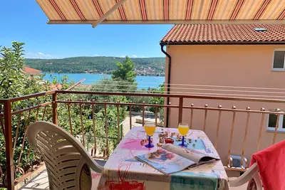 Image de Appartement d'une chambre avec le balcon et la vue sur le mer Cizici, Krk (A-19214-a)