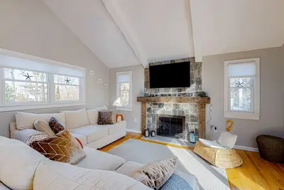 Image de New Seabury home, spacious deck, outdoor shower, near Golf club