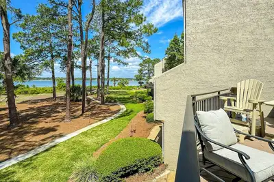 Image de Spacious waterview haven with decks, firepit, Ac, WiFi, pool - walk to beach