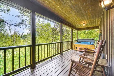 Image de Hot Tub & Mtn-View Deck: Woodsy Sevierville Cabin