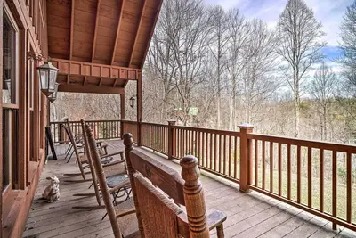 Image de 6 Mi to Great Smoky Mtns: Quiet Cabin w/ Hot Tub
