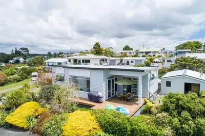 Image de The Beach Casa - This modern home with stunning sea and estuary views is your ideal holiday retreat.