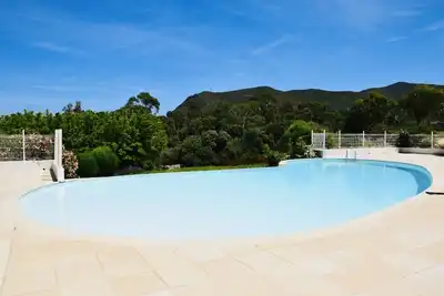 Image de Résidence de charme avec piscine les pieds dans l’eau.