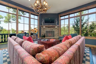 Image de Luxury Summer Condo by InvitedHome | Walk to Town, A/C, Corner Patio Views