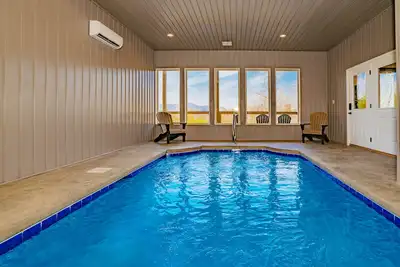 Image de Blissful Retreat: Indoor Pool! Views! Theater, Games, WiFi, Hot Tub, Signature, near Attractions!