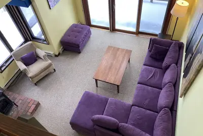 Image de Cozy, light-filled condo - 5 min from beach!