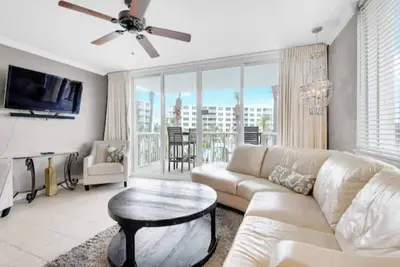 Image de Kid-friendly! Lazy River~Skywalk over to beach!