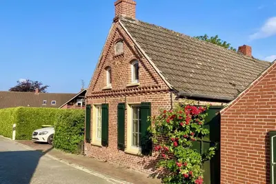 Image de Vacation home Tied - East Frisian charm in a historic farm worker's house for 4