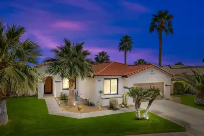 Chandler Court Getaway by Gpm - Walk to festivals/ Private Pool