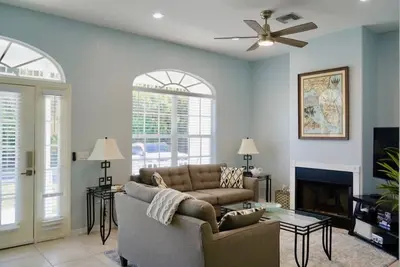 Image de Quaint heated pool home minutes away from the beach!