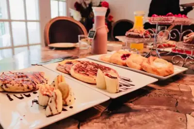 Image de 3 Min Drive to Bronner's! Breakfast with Private Chef!