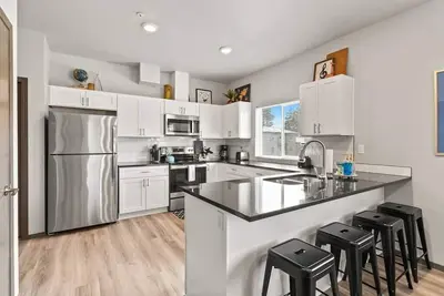 Image de New 2 Bed 2 Bath Near Perry District and Dt!