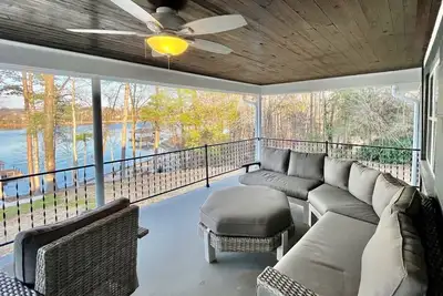 Image de Waterfront home for 12: pets welcome, covered deck, boat slip, beach area, grill