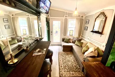 Image de Cozy Vintage Pub Theme in a Semi-detached Apartment