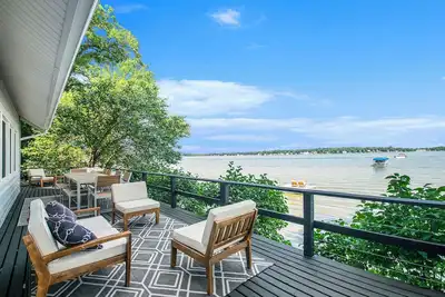 Image de Amazing Lake House - beautiful clear lake - 2 hours from Chicago!