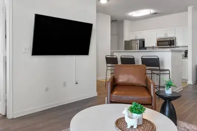 Image de Cozy~ Modern~ Spacious ~2 Bedroom Apartment