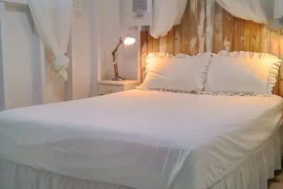 Image de Waterfront family friendly property.