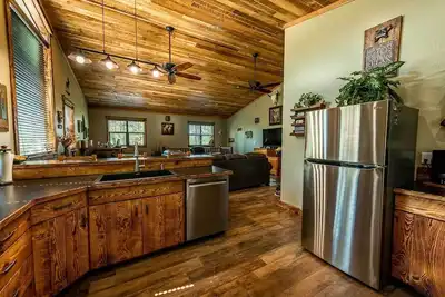 Image de Bear Track Hideaway Sleeps 4 - Just 10 minutes from Glacier National Park