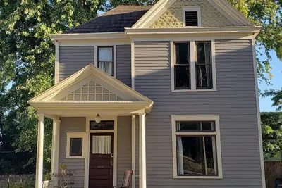 Image de Spacious Victorian perfect for large groups. Walk to Main Street!