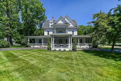 Coastal Charm Awaits: Your Perfect Seaside Getaway - Walk to York Harbor Beach!