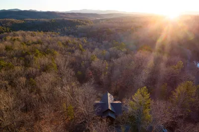 Image de New! Private Mountain Cabin in Gated Community w/ Mtn Views, Hot Tub & Game Room