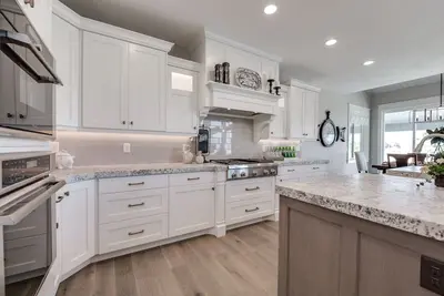 Image de Gorgeous, pet friendly home with large kitchen and huge yard