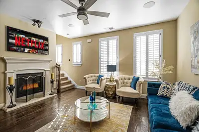 Image de \"New\" Luxury & Highly furnished upscale w Patio, Garage & fireplace.