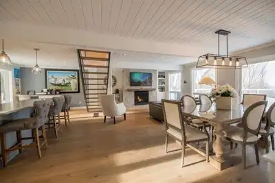 Image de Elegant 4 bedroom waterfront home with hot tub