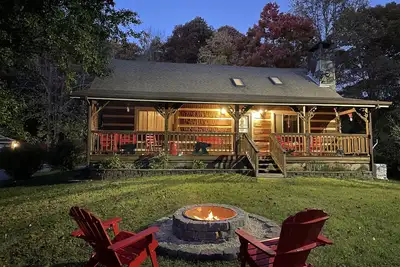 Image de Private 3 Bedroom 2 Bath, Hot Tub, Fire pit, Starlink & Multicade sleeps 8!