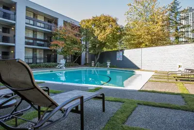 Image de Best Place to Unwind! Spacious Living Area, Pool, Parking, Near Bellevue Square!