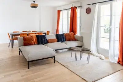 Image de \"The Home\" Ă 15 min de Paris, Parking gratuit