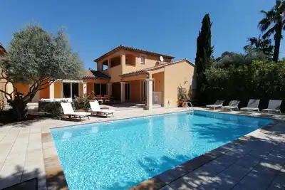 Image de Villa tout confort, 3 suites, piscine climatisation et mer à 450m