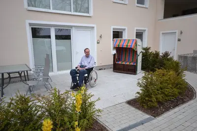 Wheelchair-accessible apartment near the beach and harbor, extra-wide parking space