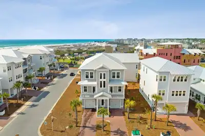 Image de 30a Beach House - Golf Cart, Dog Friendly, 4 Bikes, 2 Pools, Beach, Elevator