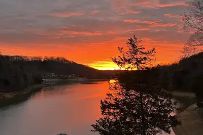 Image de Lake Front - Gorgeous views, 6 bedroom/ 6 1/2 baths, 2 refrigerators/dishwashers