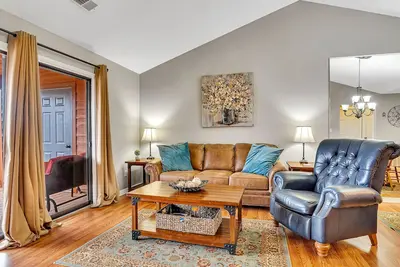 Image de Give Your Family a New \"Pointe of View\" at this 2 bed condo at Pointe Royale!