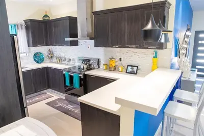 Image de Tourist location- 5 min drive from beach, food and nightlife.