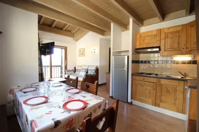Image de 10m du centre station, 2ème étage, balcon, télévision, casier à ski, 43m², Aussois