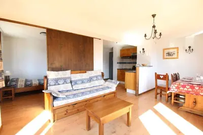 Image de 10m du centre station, 2ème étage, balcon, télévision, casier à ski, 48m², Aussois