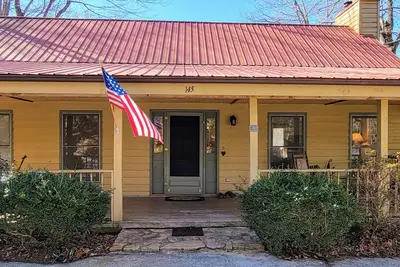 Image de Red Roof Cottage in Holly Forest, Mountain View Home in the Sapphire Valley Resort