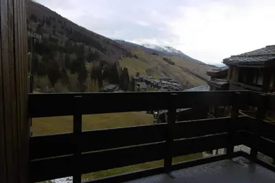 Image de À 200m des pistes de ski, 1er étage, vue pistes de ski, balcon, télévision, casier à ski, 21m²