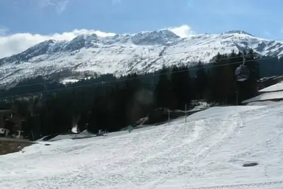 Image de À 26m des pistes de ski, 2ème étage, vue pistes de ski, balcon, télévision, casier à ski, 35m²