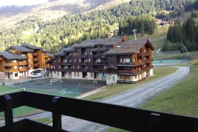 Image de Pied des pistes de ski, 1er étage, vue pistes de ski, balcon, télévision, casier à ski, 29m²