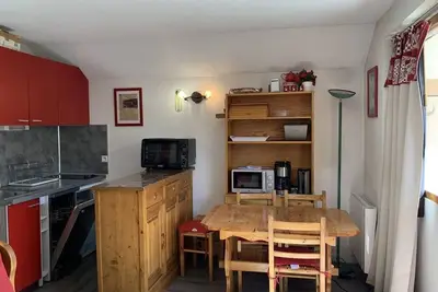 Image de 300m des commerces, 5ème étage, vue montagne, balcon, télévision, casier à ski, 24m², Les Menuires