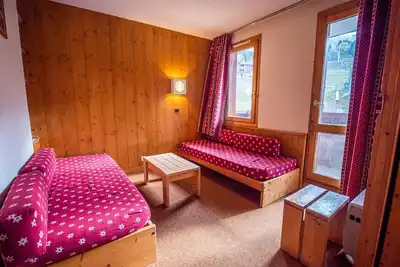 Image de À 50m des pistes de ski, 2ème étage, vue pistes de ski, balcon, télévision, casier à ski, 27m²