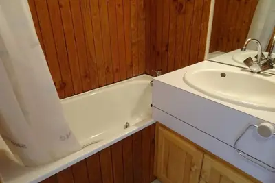 Image de À 150m des pistes de ski, 2ème étage, vue vallée, balcon, télévision, casier à ski, 20m²