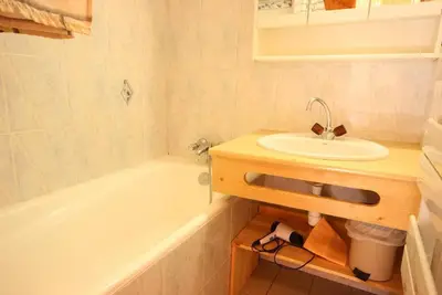 Image de À 100m des pistes de ski, 2ème étage, vue montagne, balcon, télévision, casier à ski, 47m²