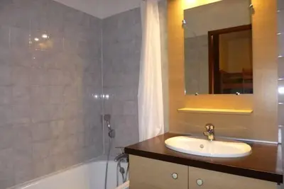 Image de 2ème étage, balcon, télévision, casier à ski, 28m², Brides Les Bains