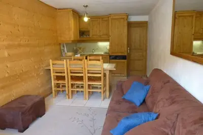 Image de À 10m des pistes de ski, 1er étage, télévision, casier à ski, 38m², Courchevel