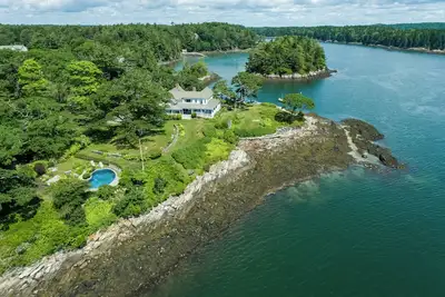 Image de Classic Maine cottage set on its own peninsula with stunning views